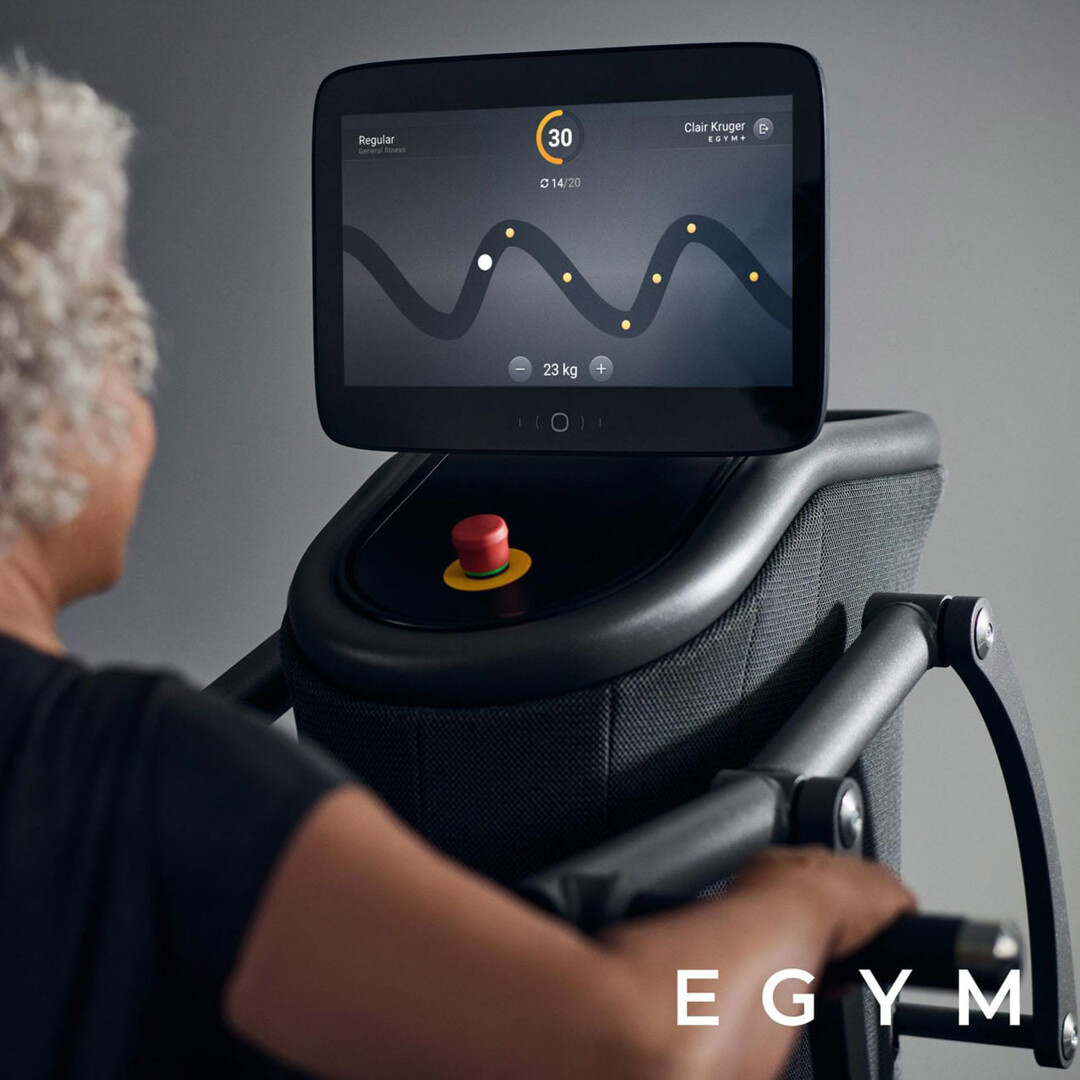 Bezoeker traint op een EGYM-apparaat